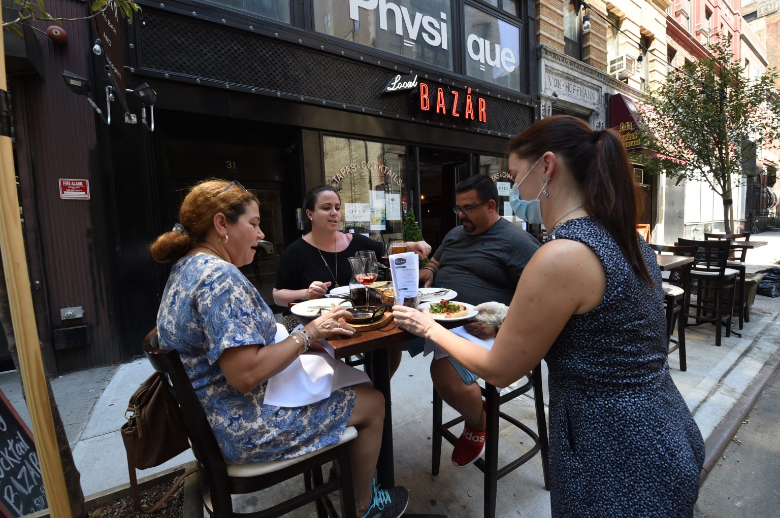 Mayor ‘trusts’ NYC restaurant, business owners to enforce outdoor