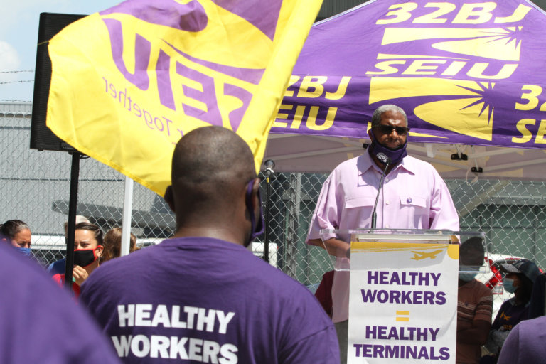 Queens lawmakers join 32BJ airport workers to celebrate