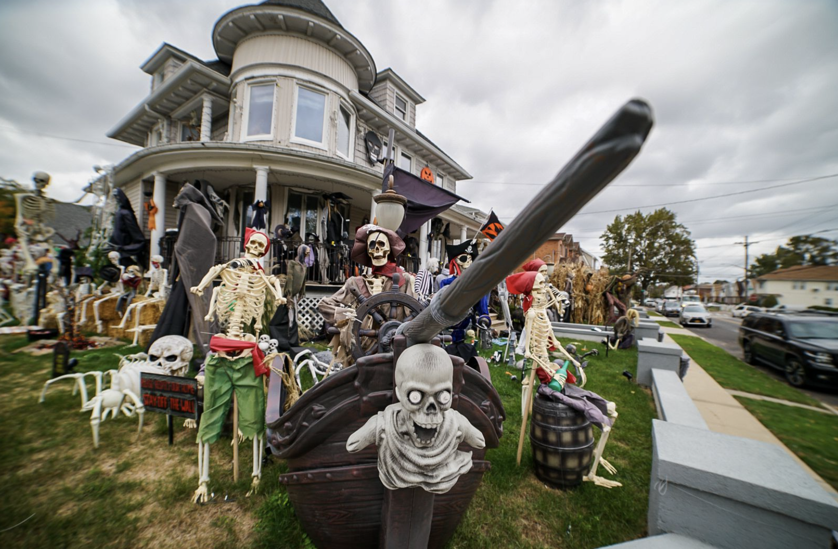 Whitestone home spooks the neighborhood with creepy Halloween ...