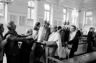 05 Vincent_Giordano_Ioannina_Synagogue_Torah_prosession_on_Rosh_Hashanah_1