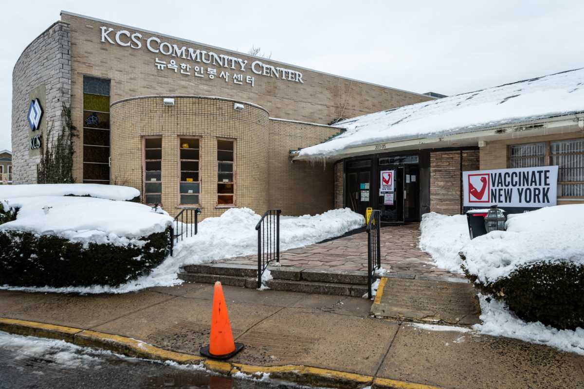 NY:QBP tours vaccination site at KCS in Bayside