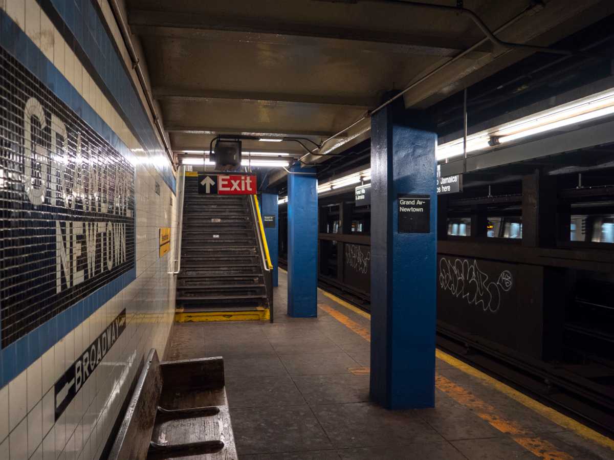 IND_Queens_Boulevard_Grand_Avenue-Newton_Northbound_Platform-2048×1536
