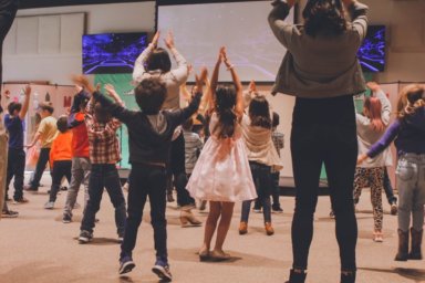 Kids-dancing–1200×800