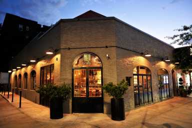 QueensBully_Exterior-Night_Photo-Credit-Justin-Shockley-HR