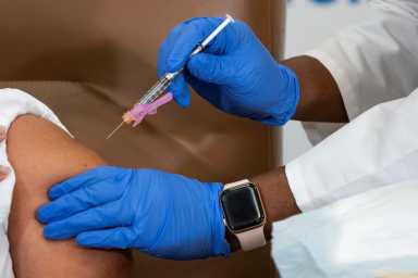 2020-12-21T223808Z_1267162390_RC2YRK9KGDCR_RTRMADP_3_HEALTH-CORONAVIRUS-VACCINES-1-1068×713