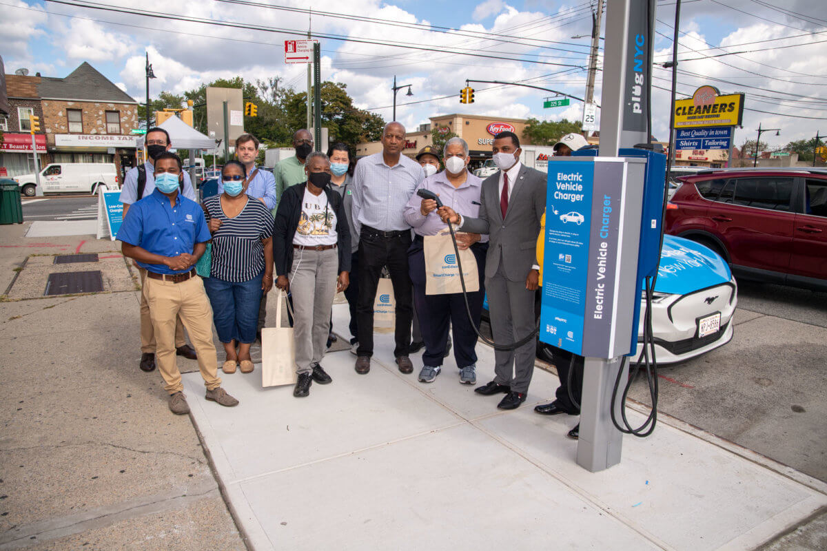 Con Edison Unveils Curbside Electric Vehicle Chargers In Laurelton ...