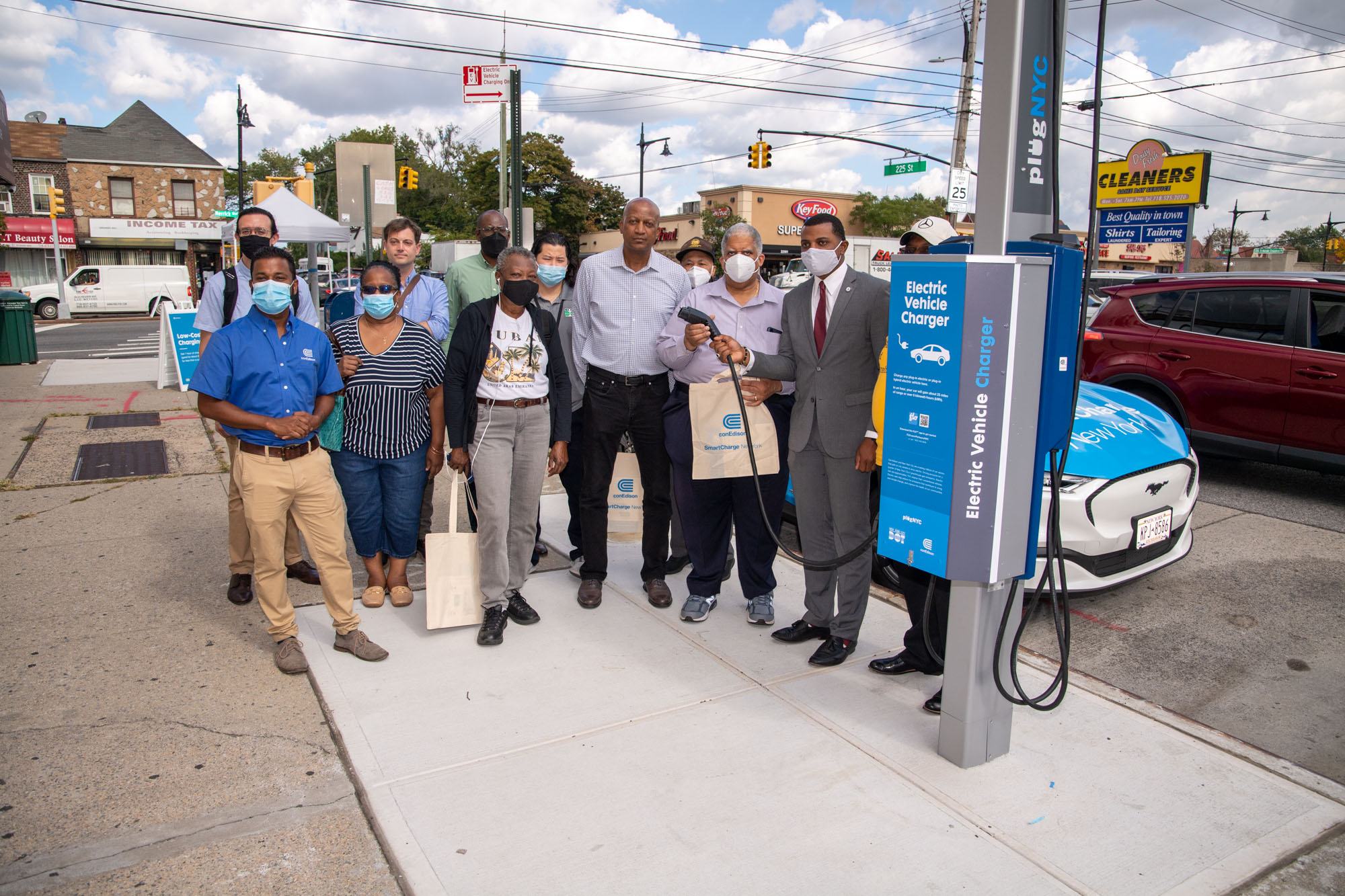 Con Edison unveils curbside electric vehicle chargers in Laurelton