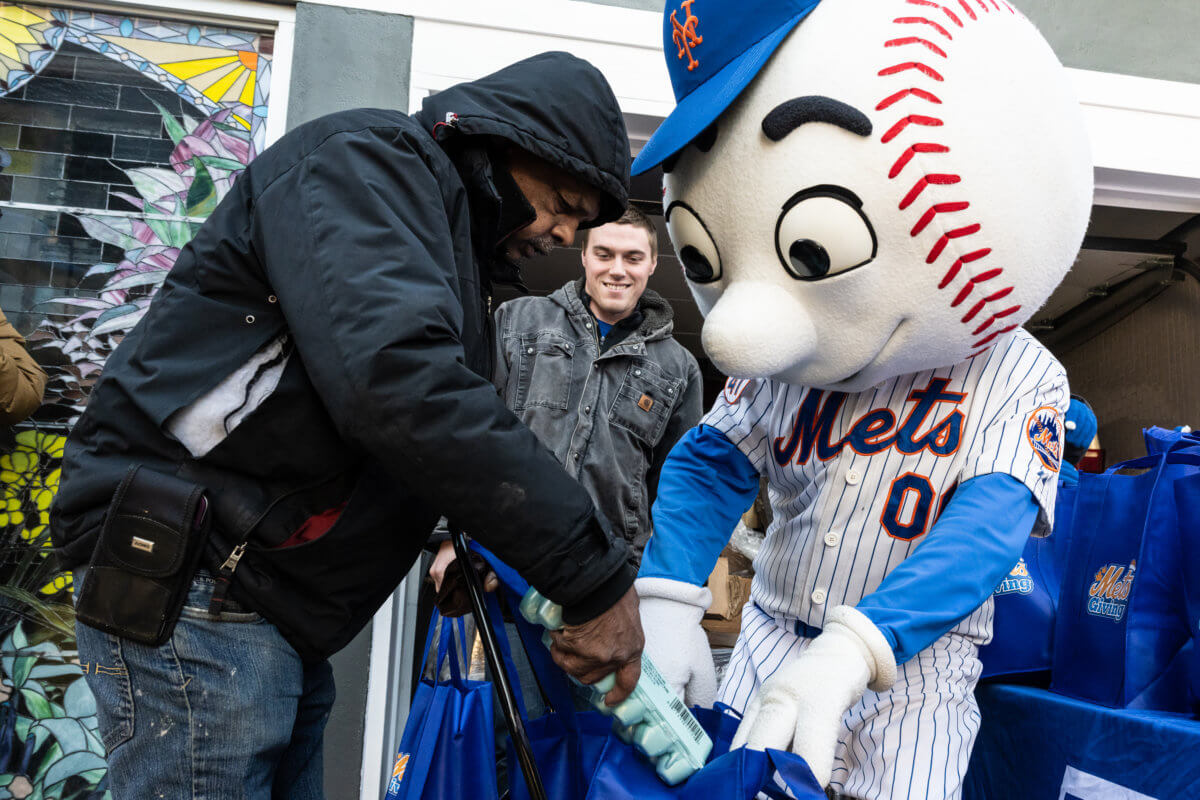 NY: Amazin’ Mets Foundation donates 5000 Thanksgiving turkeys
