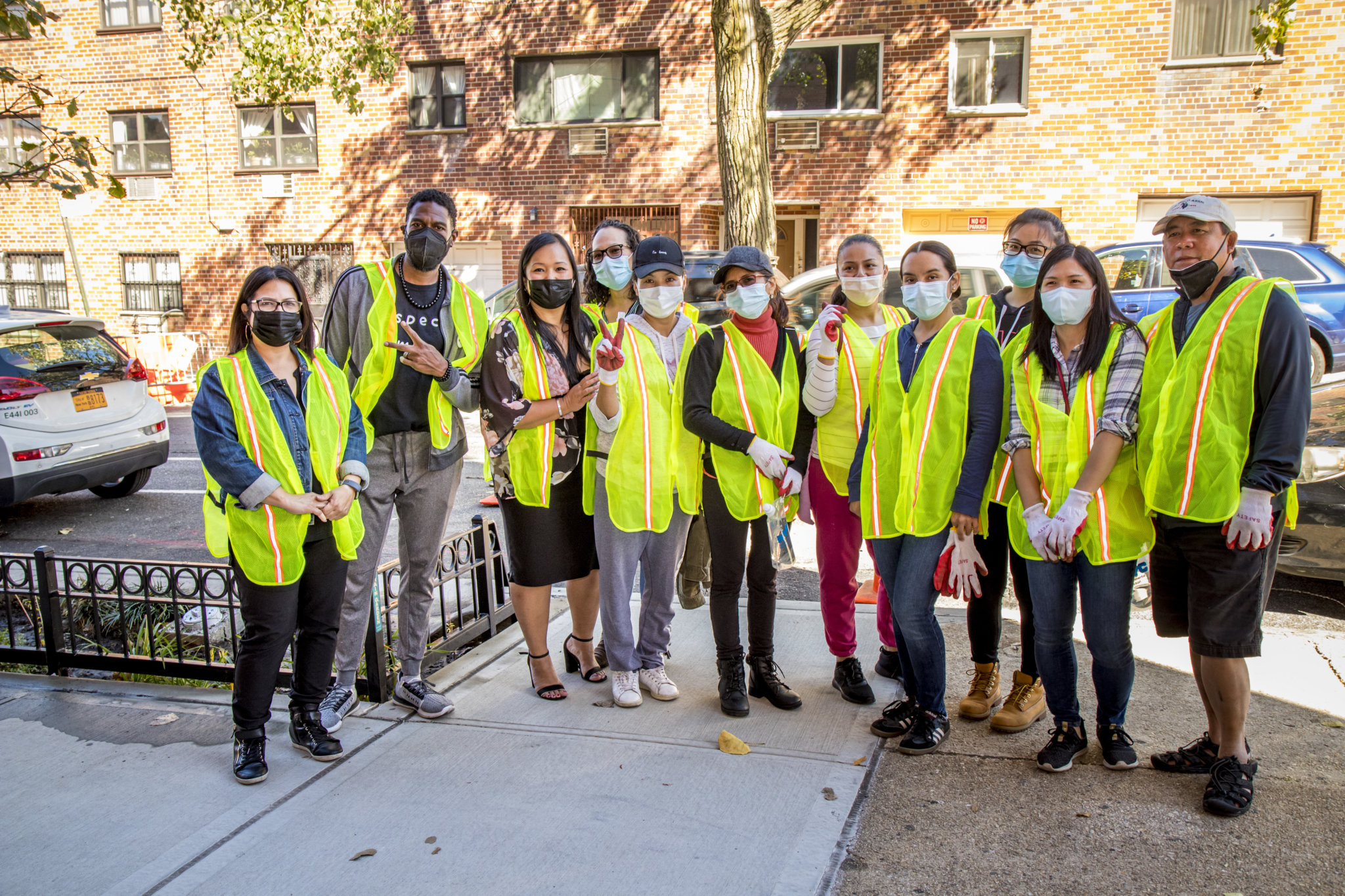 Elmhurst volunteers help clean up community’s rain gardens