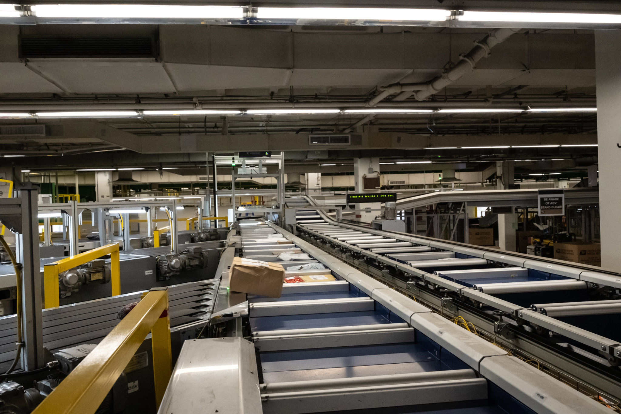 Flushing USPS distribution center breaks holiday records