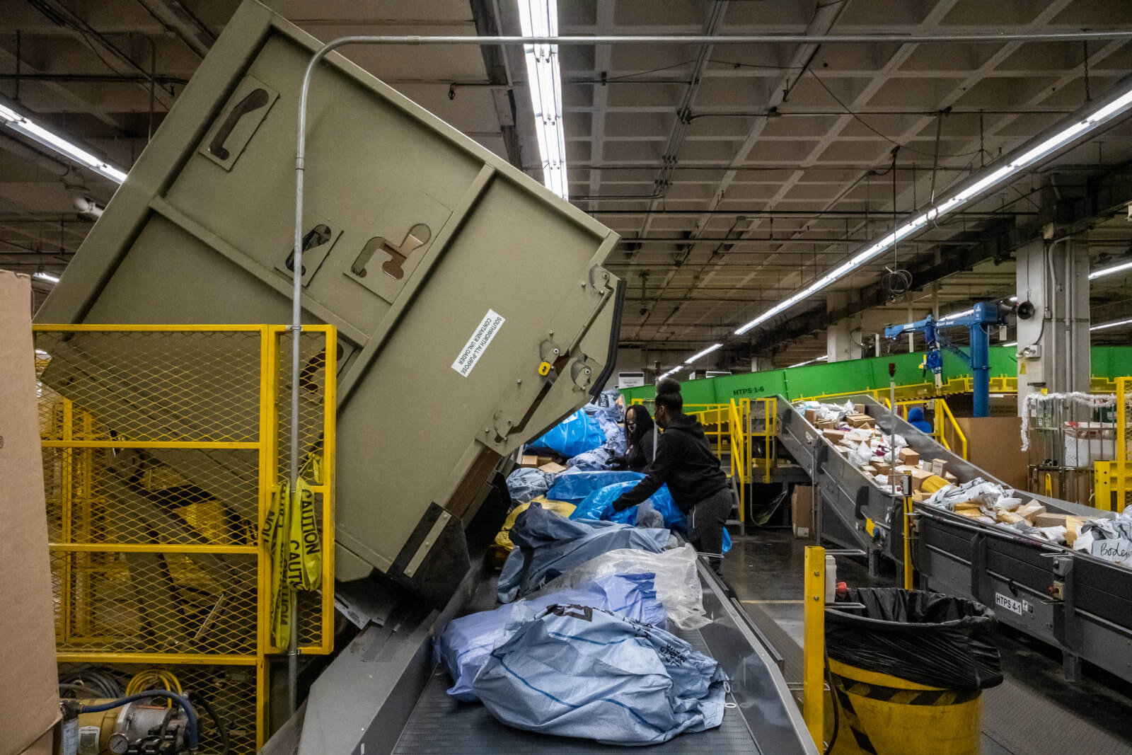 Flushing USPS distribution center breaks holiday records
