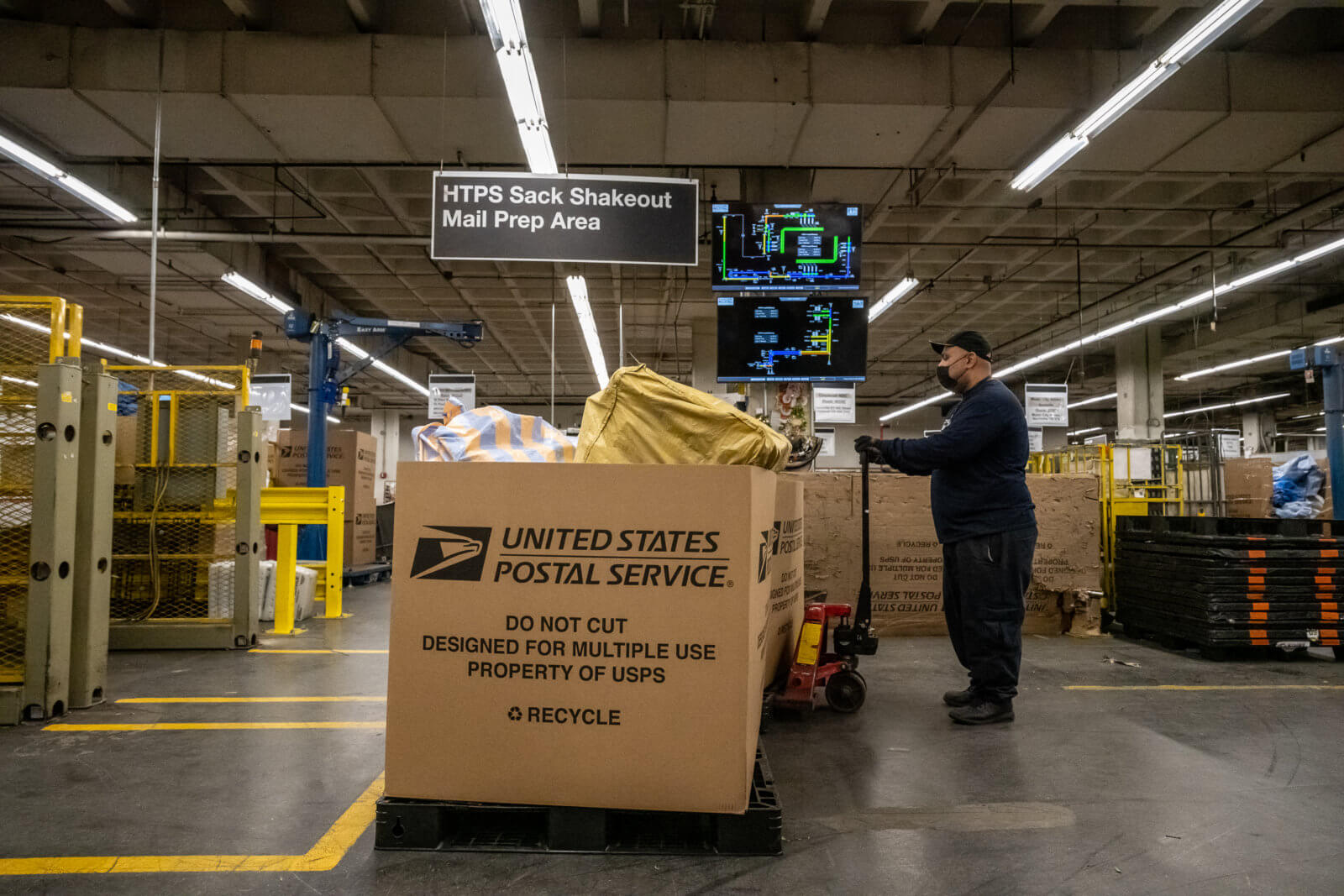 Flushing USPS distribution center breaks holiday records