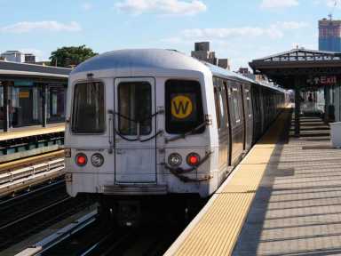 R46_W_train_at_30th_Avenue-1200×900-1