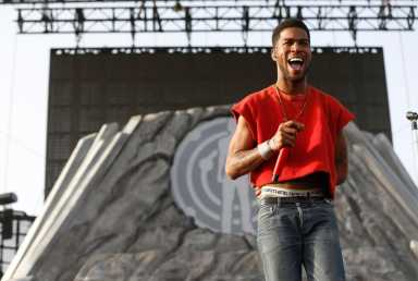 2014-04-13T120000Z_1695069723_GM1EA4D12VU01_RTRMADP_3_MUSIC-COACHELLA-1200×807-1