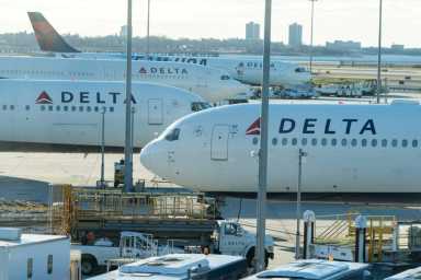 2021-12-26T153215Z_233837208_RC2CMR96CT9N_RTRMADP_3_USA-HOLIDAY-TRAVEL-1200×800-1