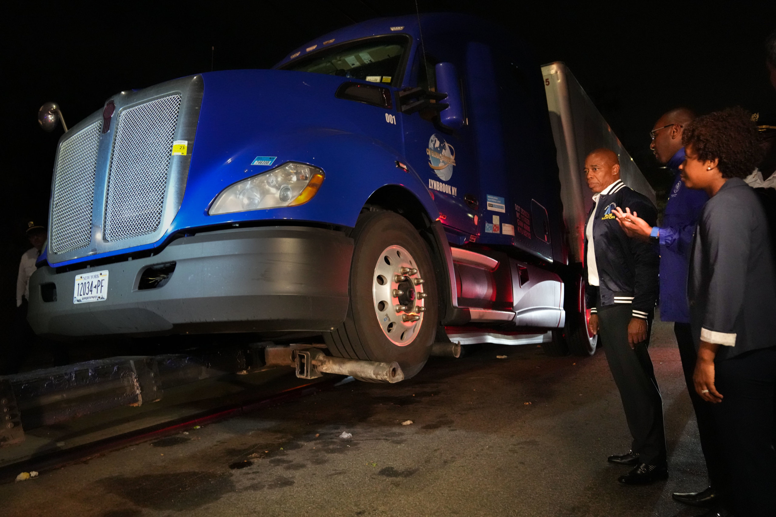 Mayor announces crackdown on illegally parked tractor-trailers in southeast  Queens – QNS