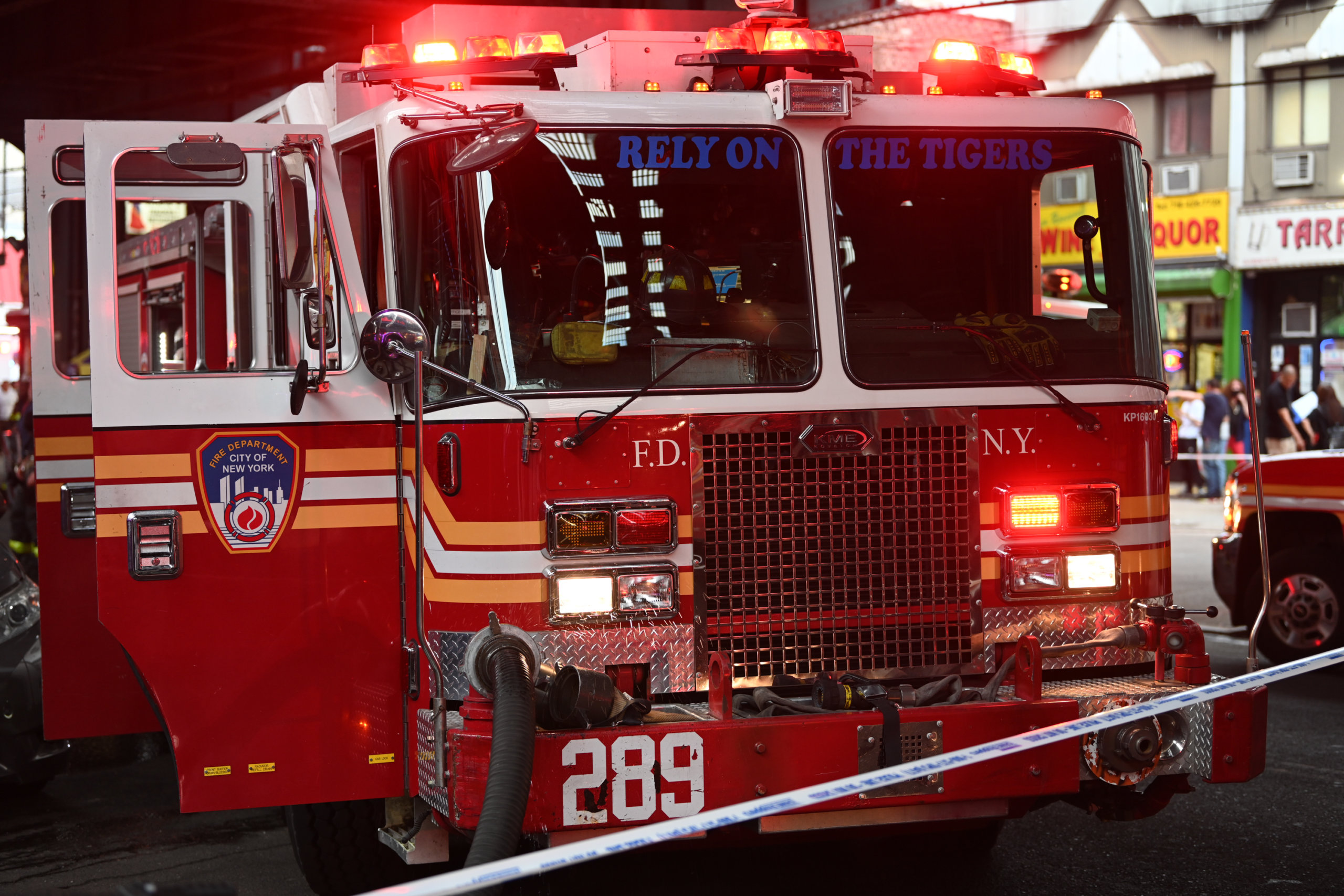 FDNY firefighter saves baby from burning Queens house – New York Daily News