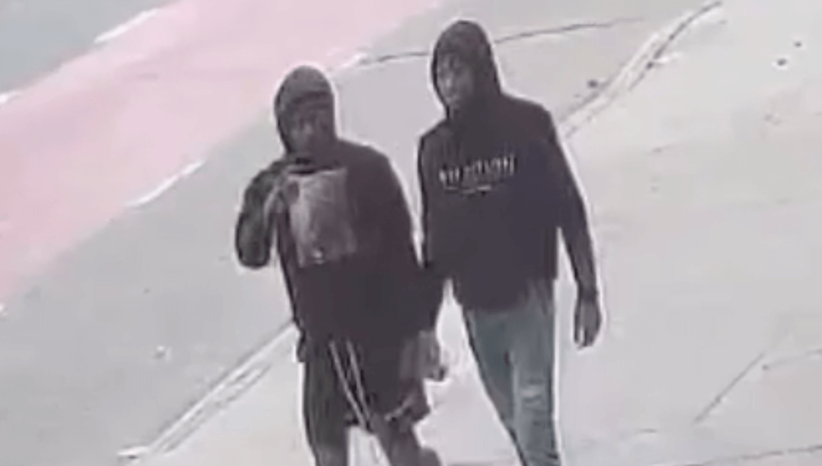 Crooks sought in robbery