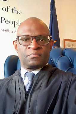 justice-kenneth-holder-2022-02-09-nk-cl01-799×1200-1