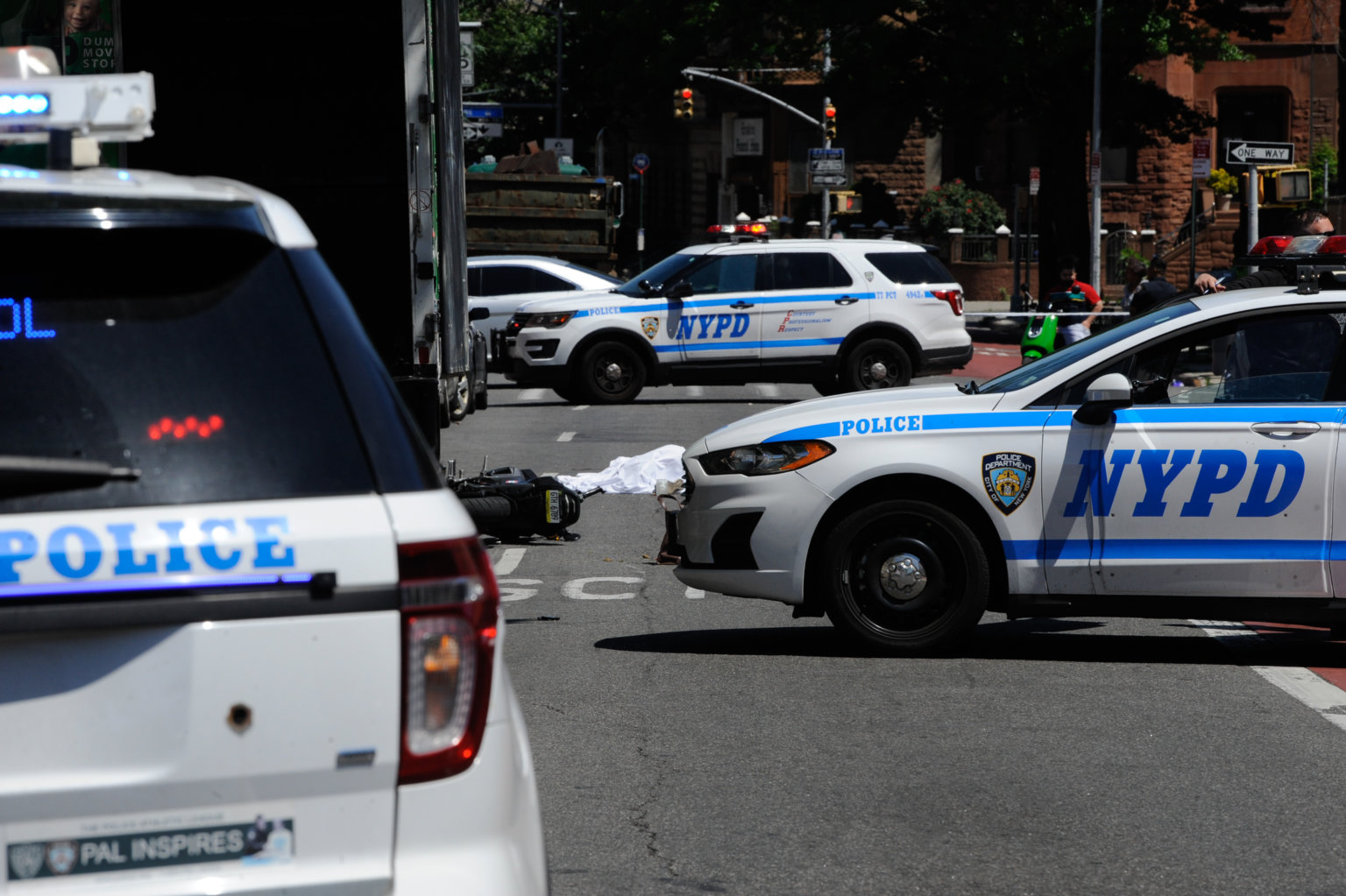 纽约警方：布鲁克林摩托车手从摩托车上摔下后被逃逸司机撞死