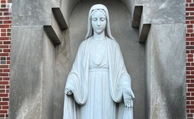 statue