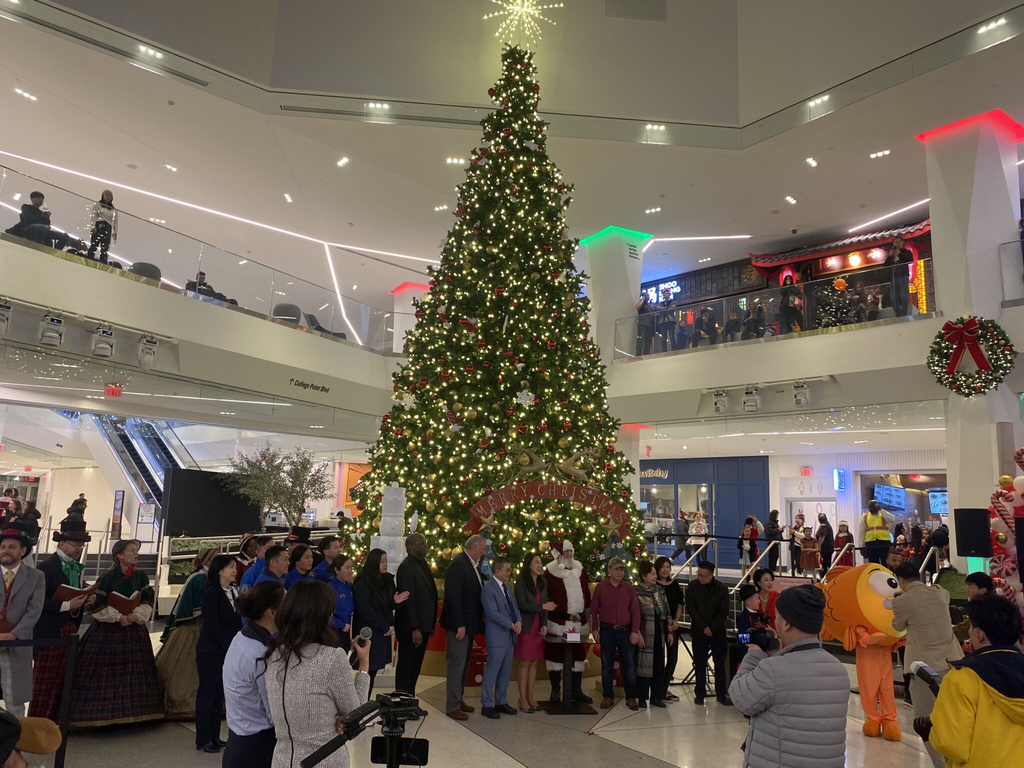 Flushing’s Tangram lights Christmas tree for holiday season QNS