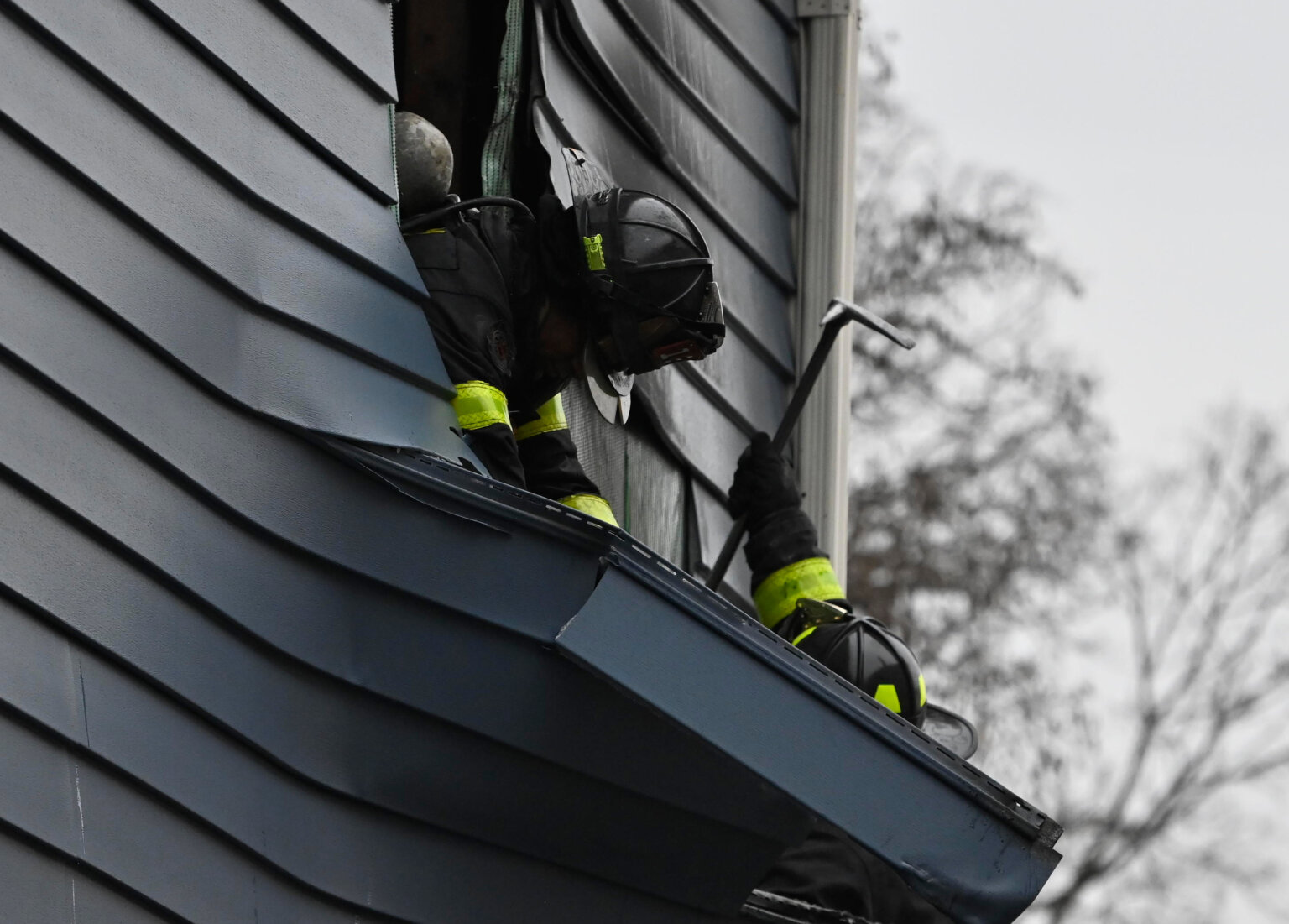 Firefighter suffers minor injuries battling Jamaica house fire near Van