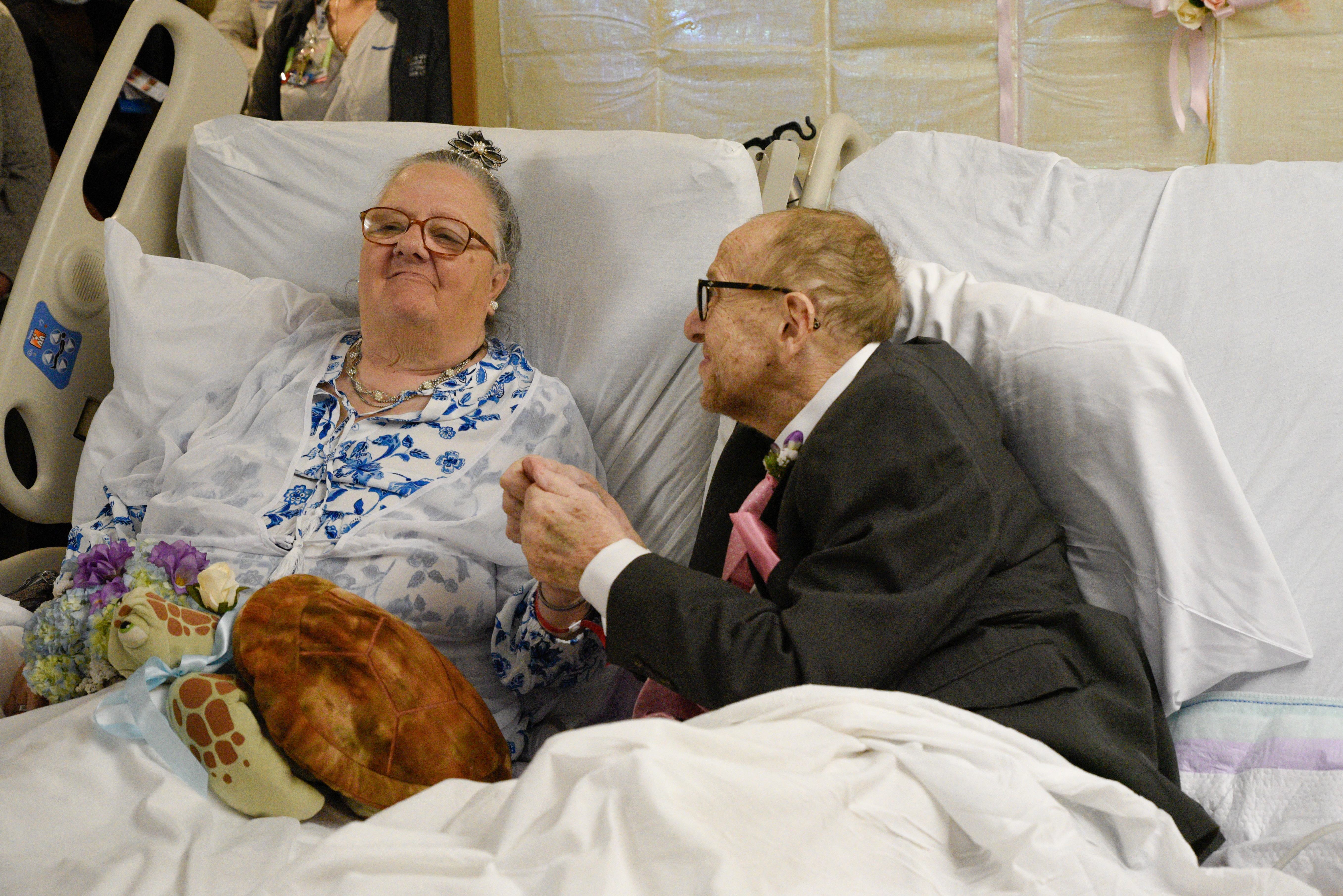 Queens couple of 40 years tie the knot in their hospital room as their  dying wish – QNS, image size:5428x3623