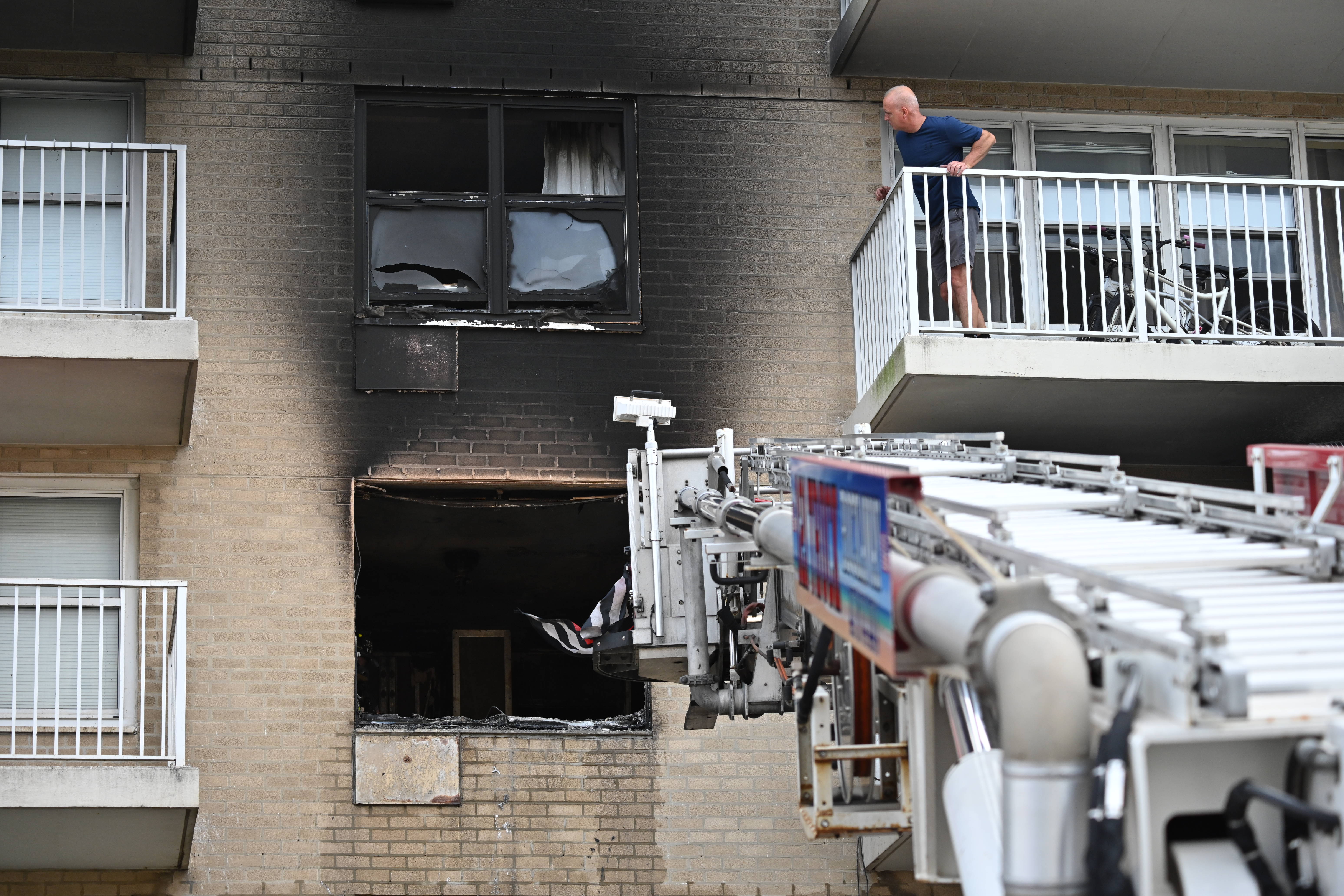 Fire breaks out in Far Rockaway apartment building, leaves