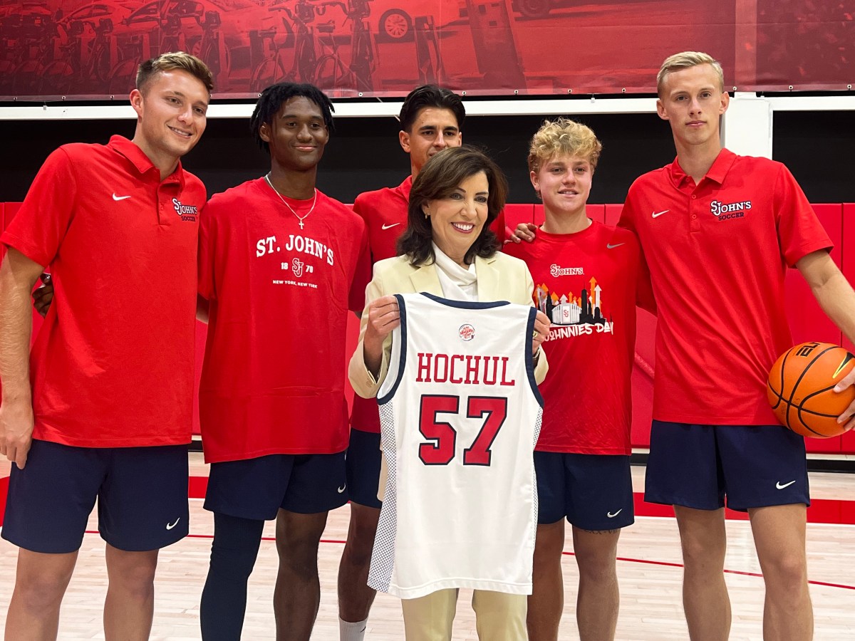 Governor Hochul celebrates completion of newly renovated health center and basketball facility at St. John’s University – QNS