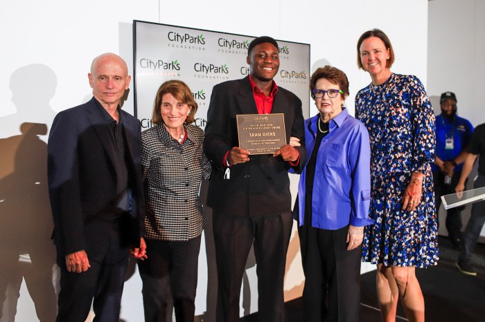 From left to right: Mike Silverman, Jean Troubh, Sean Dicks, Billie Jean King and Lindsay Davenport. 