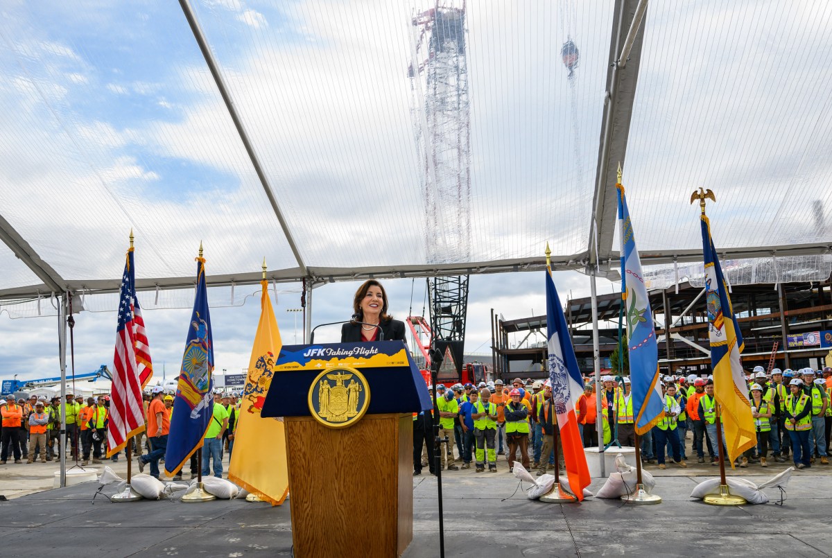 Gov. Hochul celebrates topping-out of JFK Terminal 6, marks major milestone for Queens jobs and economy – QNS