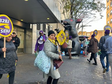 32BJ union members at Gertz Plaza Mall Tuesday protesting against a decision to slash wages and cut benefits for cleaners. Photo: BJ32