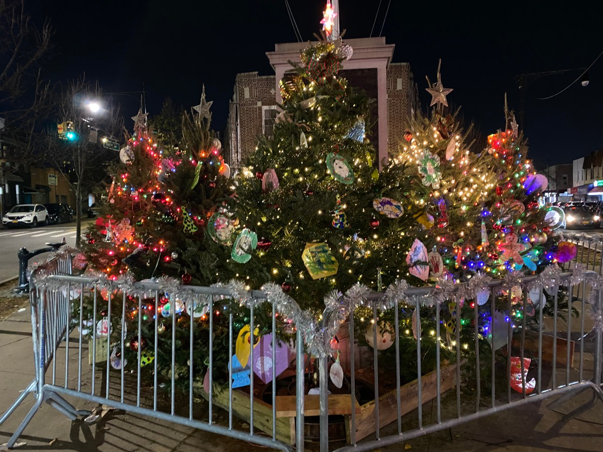 Glendale Veterans Triangle shines bright after Kiwanis Club tree lighting ceremony