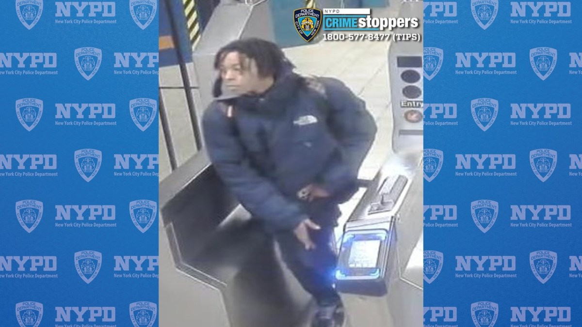 Suspect sought for snatching cell phone from an R train rider in Elmhurst: NYPD