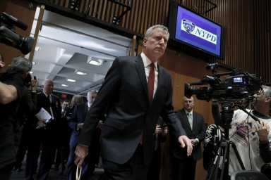 New York Mayor Bill de Blasio arrives for a new conference at NYPD Headquarters in New York