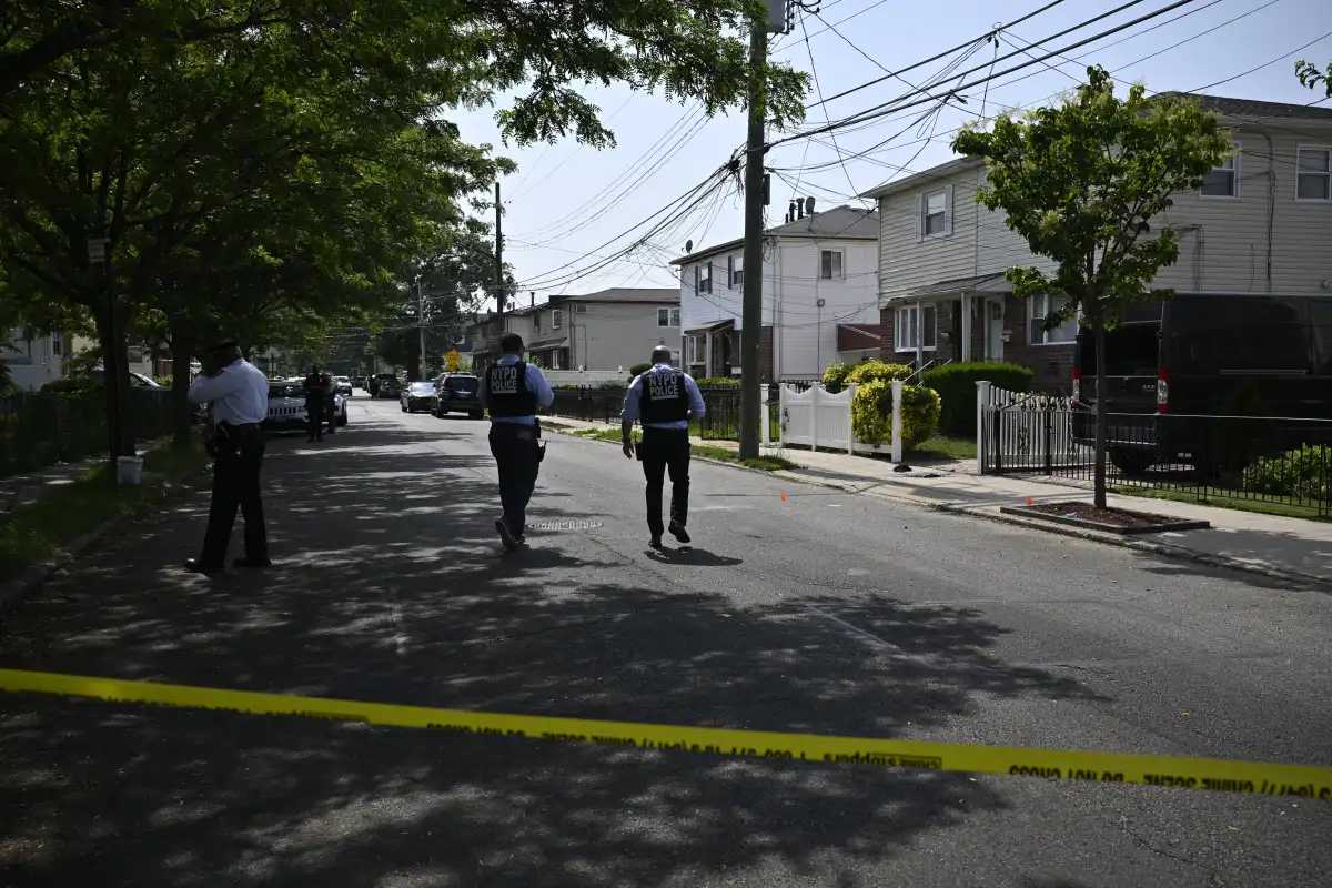 Woman fatally shot in broad daylight on Merrick Boulevard, suspect still at large