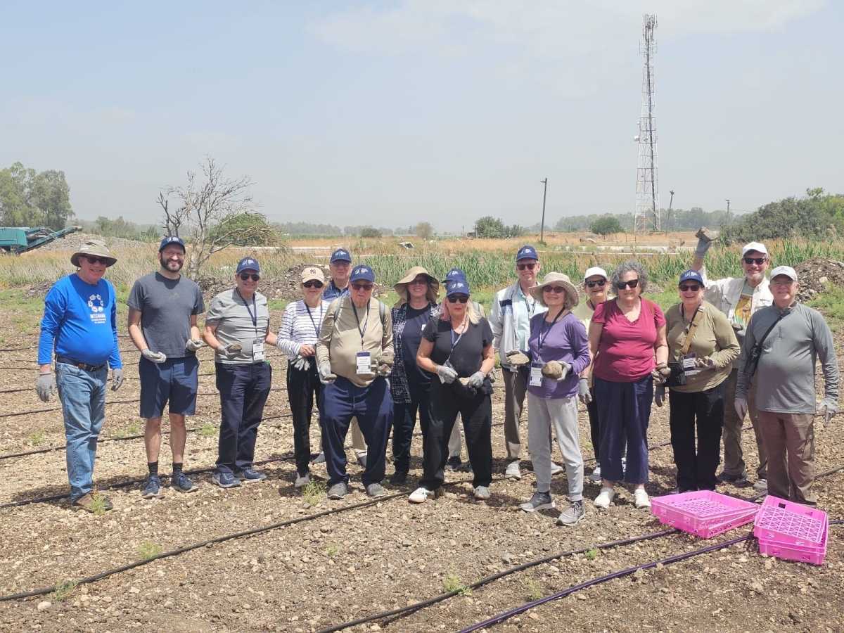 Forest Hills Jewish Center congregants travel to Israel for volunteer mission to help rebuild communities