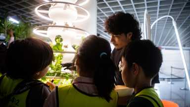 Children harvest plants at the hydroponics lab at New York Hall of Science. Photo courtesy of NY Sun Works/New York Hall of Science.