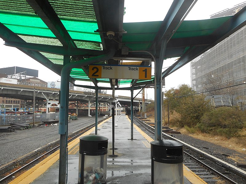 800px-Hunterspoint_Avenue_LIRR_NE_of_I-495-QMX_Bridge