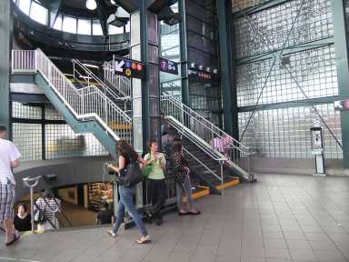 Jackson_Heights_-_Roosevelt_Ave_-_Staircase_to_IRT