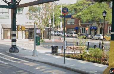 The Q32 bus stop at the intersection of 58th Street and Roosevelt Avenue was scheduled to be removed as part of the Queens Bus Network Redesign. Photo: Google Street View.