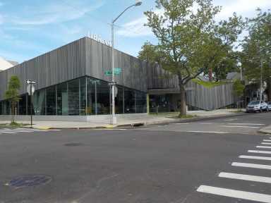 1024px-The_new_Kew_Gardens_Hills_branch_of_the_Queens_Library_May_27_2020
