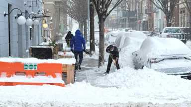 A-worker-shovels-snow-outside-Bareburger-restaurant-located-at-48-19-Vernon-Blvd.-on-Dec.-17-2020-Michael-Dorgan-Queens-Post_94713c