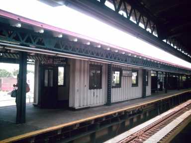 Astoria_Boulevard-Hoyt_Avenue_shelter