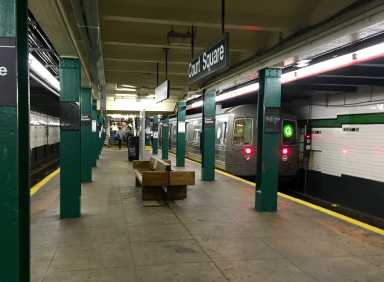 Court_Square_-_Crosstown_Platform