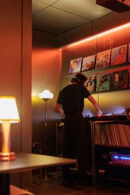 Haoran-Chen-at-Turntable