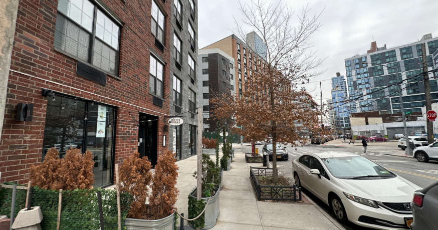 Lucco's Pizzeria (Photo by Michael Dorgan, Queens Post) (2)