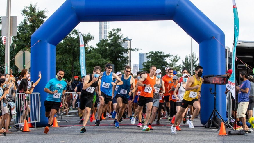 Runners setting off on the LIC 5K Saturday (Photo Alex Lopez)