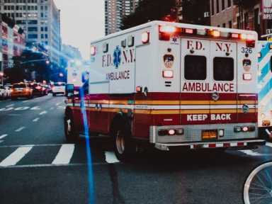 fdny-ambulance-benjamin-voros-as5uAH_bSLw-unsplash